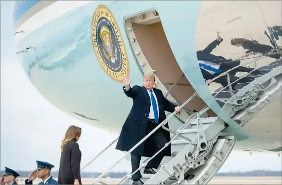  ??  ?? millones de dólares para edificar o reparar vallas a lo largo de 370 kilómetros. En la imagen, el mandatario y su esposa abordan el Air Force One rumbo a su casa de descanso en Florida. Foto Ap