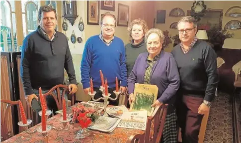  ?? C. G. ?? La familia Jiménez Maldonado, en una de las estancias de su casa, con varios ejemplares de ABC