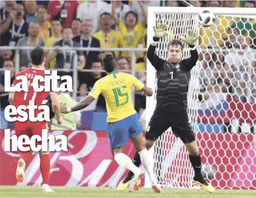  ?? FOTO AP | DISEÑO JULIO ANÍBAL RAMÍREZ ?? Paulinho, de Brasil, anota el primer gol de su equipo en el partido de ayer frente a Serbia en el Mundial de Fútbol.