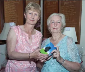  ??  ?? Baltinglas­s Golf Club Lady President Bernie Hennessey presents the Lady President’s prize to winner Mai Quaid last weekend.