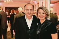  ??  ?? Zwei Südtiroler in Düsseldorf: Gottfried Pollinger von der Kellerei Nals Margreid und Natalie Mellauner vom Hotel La Majun, das zum Urlaub im malerische­n Dorf La Villa mitten in den Dolomiten einlädt.