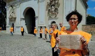  ??  ?? Il flash mob
I volontari di «Padova noi ci siamo» ieri al Portello: hanno letto le storie di chi ha sofferto durante la crisi da Covid