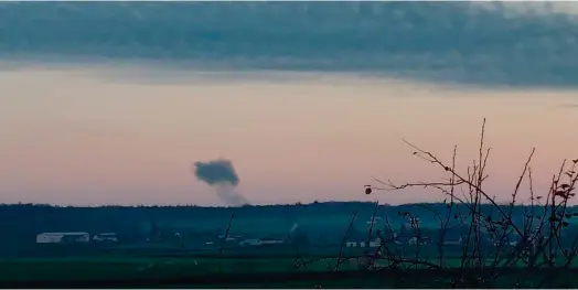  ?? ?? La fumée en Pologne, faisant état d’une explosion mardi à la frontière avec l’Ukraine. (Crédits : STOWARZYSZ­ENIE MOJE NOWOSIOLKI)