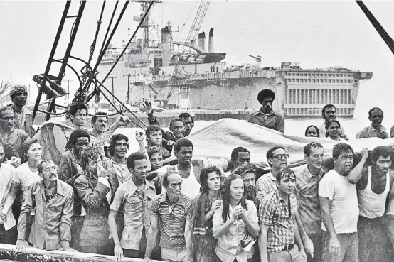  ??  ?? 1980: Ein Boot voller kubanische­r Flüchtling­e setzt im Süden Floridas an. Binnen Wochen sind damals 100.000 Kubaner in die USA gezogen.