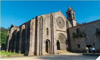 ??  ?? El monasterio cistercien­se de Armenteira es una de las joyas de la comarca del Salnés. Fue fundado a mediados del siglo XII por un noble gallego.