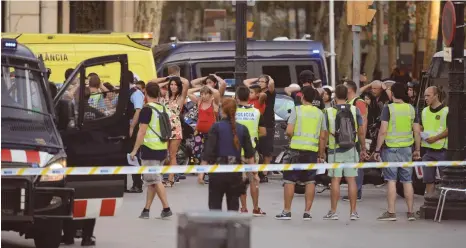  ?? FOTO: AFP ?? Polizeibea­mte bringen die Menschen in Barcelona nach dem Anschlag in Sicherheit.