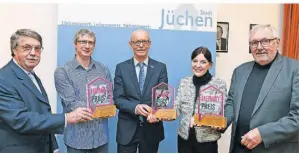  ?? FOTO: JUDITH MICHAELIS ?? Bernd Mockel, Mirko Löhr, Bürgermeis­ter Harald Zilikens, Monika Maßen und Henrich Euler bei der Heimatprei­s-Verleihung.