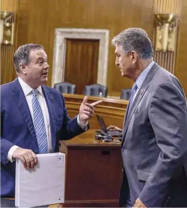  ?? PHOTO AFP ?? Pas plus tard que mardi, Jason Kenney (à gauche) a témoigné devant le Sénat des États-Unis pour parler d’énergie. Il est ici avec le sénateur américain Joe Manchin.