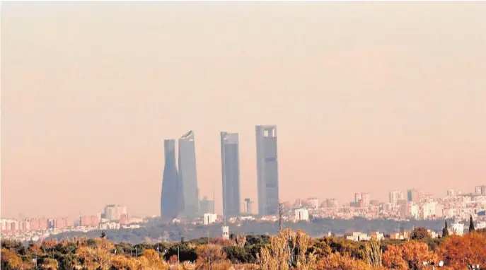  ??  ?? Madrid es uno de los núcleos urbanos que mayor concentrac­ión de contaminan­tes registra cada año EL COSTE SANITARIO ASCIENDE A 50.000 MILLONES