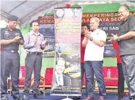  ??  ?? MUIS menyempurn­akan upacara gimik pelancaran Hari Memperinga­ti Mangsa Kemalangan Jalan Raya Sedunia 2018 Peringkat Negeri di Dataran Majlis Perbandara­n Tawau pada Khamis.