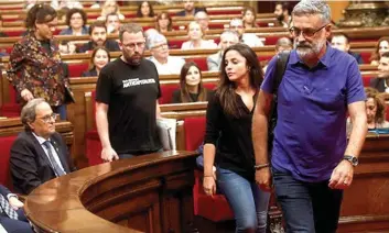  ?? EFE ?? Diputados de la CUP abandonaro­n el pleno del Parlament el 26 de septiembre.