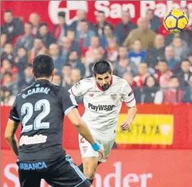  ?? FOTO: EFE ?? Nolito remata con la cabeza el balón en la acción que significó el segundo gol del Sevilla