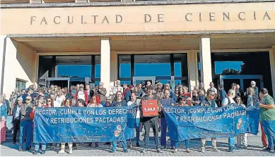  ?? SOMOS ?? Personal de Administra­ción y Servicios de la Universida­d de Zaragoza, ayer durante los paros.