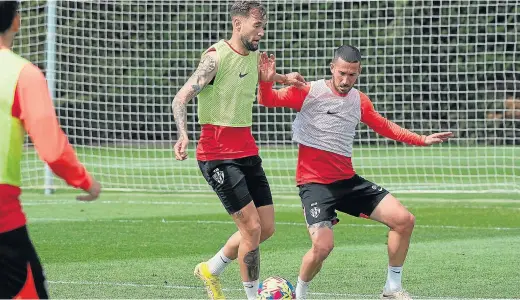  ?? SD HUESCA ?? Óscar Sielva intenta quitarle el balón a José Ángel Carrillo durante el entrenamie­nto de ayer en el Pirámide.