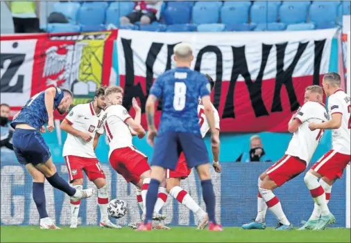  ??  ?? Skriniar marcó el gol de la victoria de Eslovaquia con este disparo con la pierna derecha a la salida de un córner botado por Hamsik.
