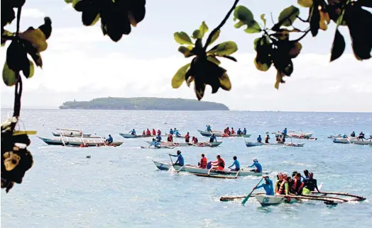  ?? (SUN.STAR FOTO/ALEX BADAYOS) ?? WHALEWATCH­ING. The number of tourists visiting Oslob to watch the famous whale sharks continues to grow. The Miss Universe candidates are set to visit the town despite protests on social media.