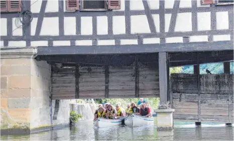  ?? FOTOS: ANETTE LE RICHE ?? Kopf einziehen: Auf der Kanutour durch Esslingen geht es manchmal auch recht knapp her.