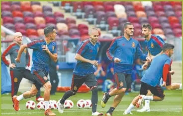  ?? AFP ?? RECONOCIMI­ENTO. Los jugadores españoles estuvieron ayer en el estadio Luzhniki de Moscú.
