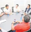  ??  ?? Acercamien­to.Aunque no asistió a la mesa tripartita, el gobernador Silvano Aureoles se reunió con una comisión de la CNTE en Zitácuaro.