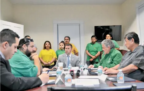  ?? CECILIA FIGUEROA / LA PRENSA ?? El congresist­a Darren Soto (FL-09) en una mesa redonda de emergencia con líderes y representa­ntes de la comunidad inmigrante en Florida. Hablaron del temor que hay en la comunidad inmigrante ante las nuevas medidas del gobierno federal en materia de...