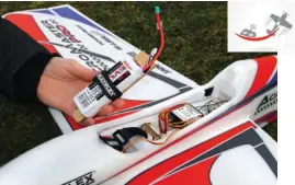  ??  ?? L’accu LiPo 3S 2 600 mAh doit d’abord être installé sur cette platine en ctp, puis l’ensemble sera glissé dans le fuselage, positionné avec une inclinaiso­n à 45°.