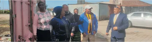  ?? Photos: Alida de Beer ?? Nomamsi Dlepu and other small business owners conversing with Dr Kosie Haarhoff, Deputy Director for Strategic Growth and Developmen­t at the municipali­ty’s economic developmen­t section at the remnants of the Masakhane container mall.