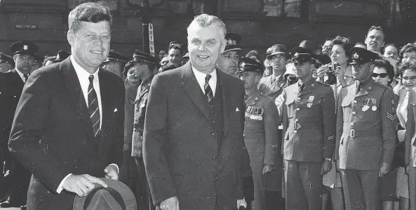  ?? UNIVERSITY OF SASKATCHEW­AN / UNIVERSITY ARCHIVES & SPECIAL COLLECTION­S / J.G.D. DIEFENBAKE­R FONDS ?? A rare photo of John F. Kennedy in Canada as John Diefenbake­r looks on during the U.S. president’s visit to Ottawa on May 16, 1961.