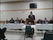  ?? MELISSA SCHUMAN - MEDIANEWS GROUP ?? Saragota American Legion post member Keith Koster presides over the memorial service for the four chaplains.