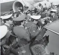  ?? ASSOCIATED PRESS ?? L’ayatollah Khomeini est lourdement escorté en quittant l’aéroport de Téhéran le 1er février 1979.