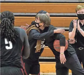  ?? RICH PEDRONCELL­I/AP ?? Guard Kiana Williams congratula­tes Tara VanDerveer after Stanford beat Pacific, making her the winningest coach in women’s hoops history.