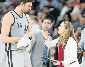  ?? FOTO: AGENCIAS ?? Pau Gasol conversa con Becky Hammon durante un partido de los Spurs