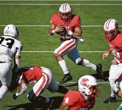  ?? Photos by Eric Christian Smith / Contributo­r ?? Senior running back Jalen Davis has rushed for 1,298 yards and 22 touchdowns for Katy this season.