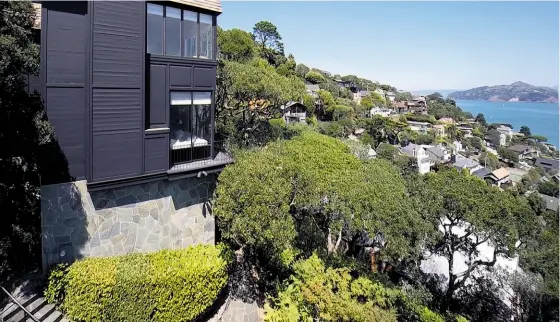  ?? Photos by Jasonwells/golden Gate Creative ?? Above: San Francisco architects John Robert Steinwedel­l and Charles Porter designed the contempora­ry Sausalito home, available for $5.75 million. Below: A soaking tub and stone vanity highlight this mirrored bathroom that overlooks the water.