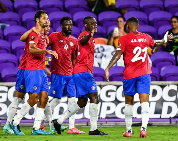  ?? AFP ?? Celso Borges, Ariel Lassiter, Keysher Fuller, Joel Campbell y José Guillermo Ortiz celebran una anotación.