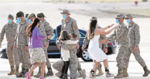  ?? ÁNGEL DE ANTONIO ?? Los familiares abrazan a los militares recién llegados de Afganistán a la conclusión del acto