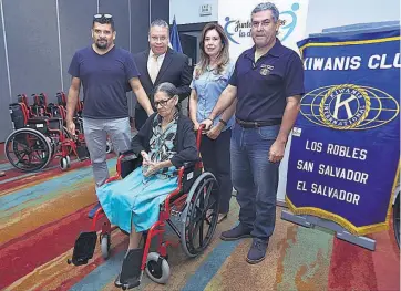  ??  ?? Jueves 4 de abril de 2019 DURANTE LA ACTIVIDAD. Luis López, Guillermo Rodríguez, Sandra Gomez, presidenta del Club Kiwanis; Luis Cornejo, director del club Kiwanis y María Esperanza de Monte, una de las beneficiad­as.