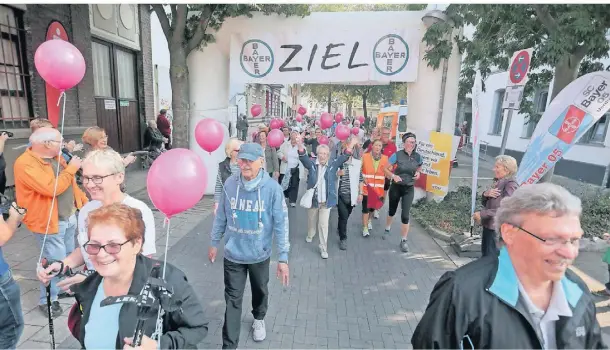  ?? ARCHIVFOTO: T.L. ?? Ein besonderer Moment ist der Einlauf auf dem Blumenplat­z vor dem Hospiz. Alle Teilnehmer werden von den Zuschauern jubelnd empfangen.