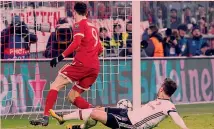  ??  ?? Robert Lewandowsk­i, 29 anni, firma il quinto gol Bayern