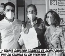  ?? FOTO: LA I ?? > TOMÁS SAUCEDO CARREÑO ES ACOMPAÑADO POR SU FAMILIA EN SU REGISTRO.