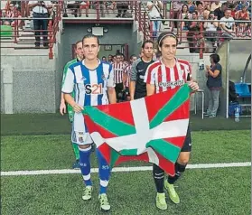  ?? FOTO: ATHLETIC CLUB ?? Buena sintonía Ambos equipos lucen la ikurriña antes de iniciar el duelo