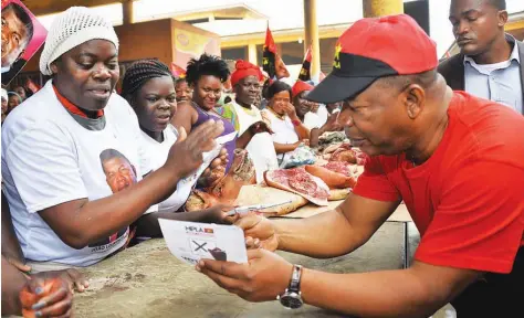  ??  ?? FRANCISCO BERNARDO | EDIÇÕES NOVEMBRO Candidato presidenci­al do MPLA mobilizand­o as vendedoras dos mercados do Asa Branca e dos Kwanzas