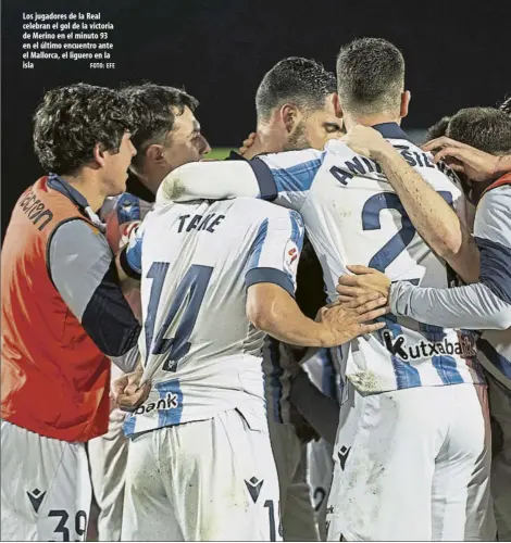  ?? FOTO: EFE ?? Los jugadores de la Real celebran el gol de la victoria de Merino en el minuto 93 en el último encuentro ante el Mallorca, el liguero en la isla