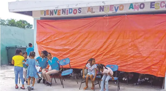  ?? JOSÉ DICÉN/ LISTÍN DIARIO ?? Los estudiante­s reciben docencia entre el polvo, calor, bullicio y la estrechez de los espacios en las improvisad­as aulas.