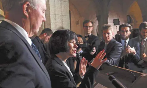  ?? FRED CHARTRAND LA PRESSE CANADIENNE ?? La ministre canadienne de la Santé, Ginette Petitpas-Taylor, répond aux questions des journalist­es au sujet des règles entourant la production et la distributi­on du cannabis.