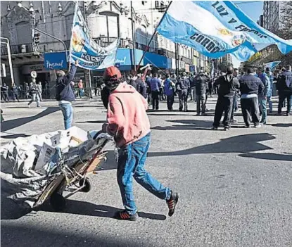  ??  ?? Marcha. El gremio se manifestó ayer para visibiliza­r el conflicto que mantiene con el Gobierno provincial.