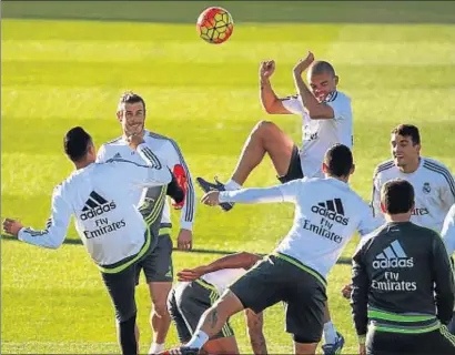  ?? VÍCTOR LERENA / EFE ?? Una imagen del último entrenamie­nto del Real Madrid, ayer en Valdebebas