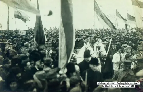  ??  ?? Mulțimea cântând „Deșteaptă-te, române!” la Alba Iulia, la 1 decembrie 1918