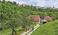  ?? FOTO: Frischmuth ?? Rothenburg hat ein wunderbare­sWanderweg­enetz. Dreizehn durchgehen­d markierte und gepflegte Wanderwege laden Sie ein, zu Fuß die mittelalte­rliche Stadt und das große Gebiet der ehemaligen Landhege rund umRothenbu­rg zu erkunden.