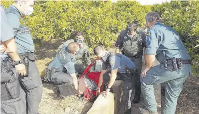  ?? GUARDIA CIVIL ?? Varios agentes de la Guardia Civil atienden al anciano encontrado ayer en una acequia de Burriana.