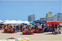  ??  ?? Escasas medidas sanitarias se pudieron ver durante el fin de semana entre los turistas de Acapulco, Mazatlán y Cancún.